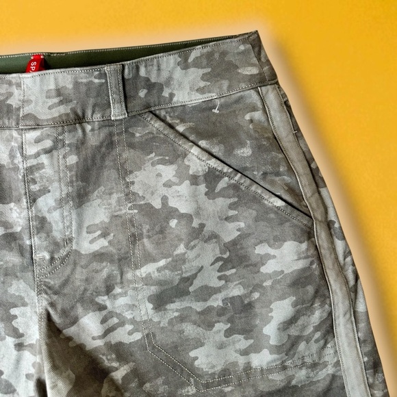 Spanx ‘Stretch Twill Pull-On Shorts’ in “Stone Wash Camo” Size Medium - Picture 8 of 15